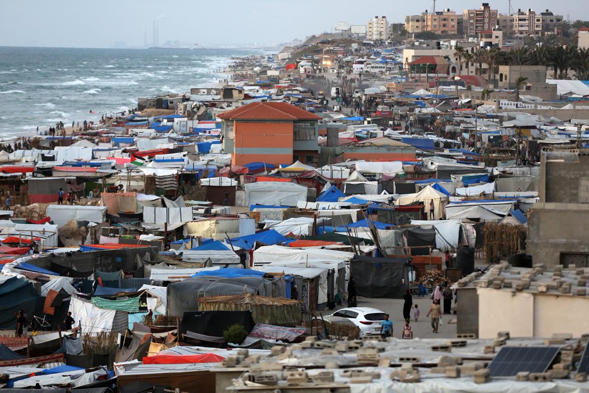 The exodus continues in #Gaza. @UNRWA estimates over 810,000 people have fled #Rafah in the past two weeks Every time families are displaced, their lives are at serious risk. People are forced to leave everything behind looking for safety. But there's no safe zone. #CeasefireNow