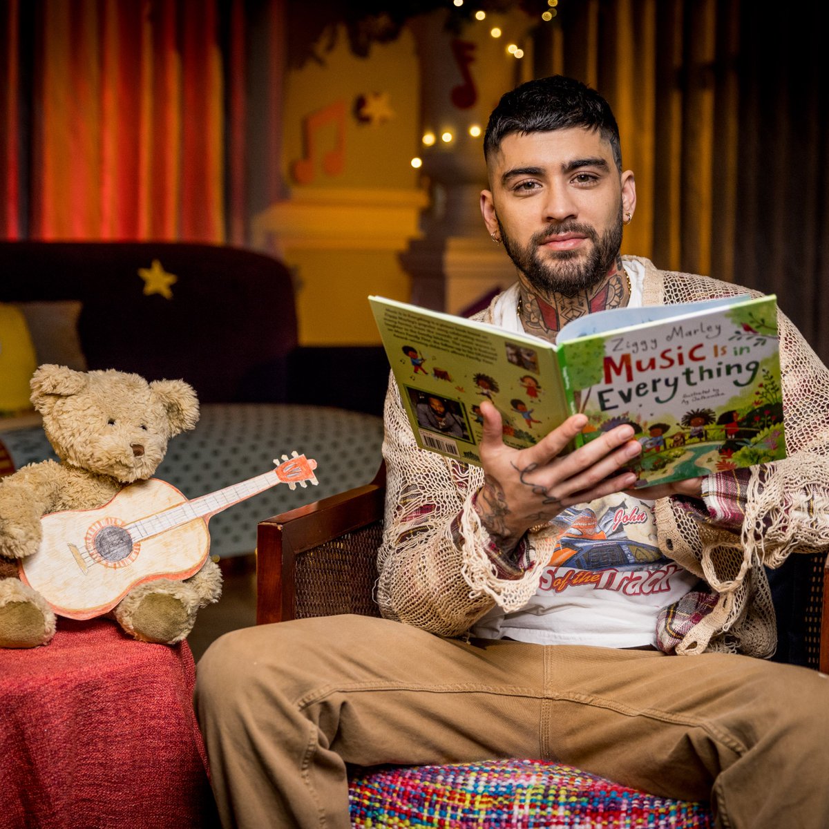 📢 Zayn Malik is reading a CBeebies Bedtime Story! The latest star to take a seat in the iconic CBeebies Bedtime Story chair, Zayn reads ‘Music is in Everything’ by Ziggy Marley, an uplifting ode to the power and beauty of song ✨ More ➡️ bbc.co.uk/mediacentre/20…