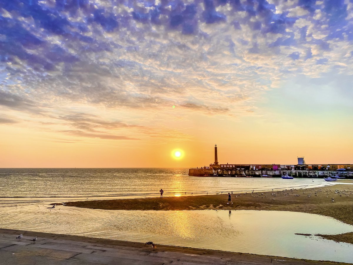 Margates sunset @itvmeridian @PhilippaDrewITV @HollyJGreen @itvweather @manalilukha @BeckyMantin_ @ChrisPage90 @WeatherAisling @SallyWeather @CommunityAd @VisitKent @kentlife @IsleThanetNews @metoffice @AP_Magazine