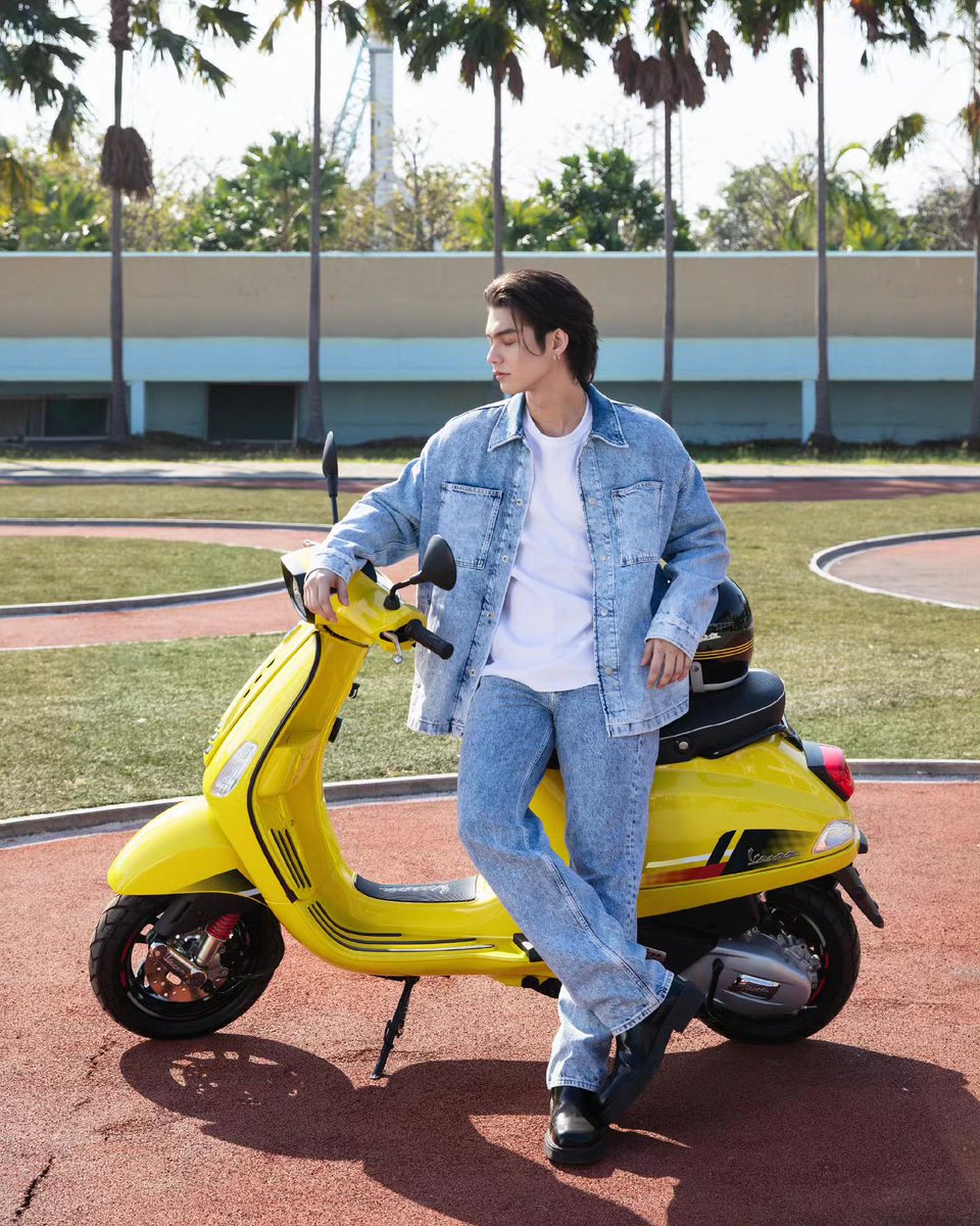 ว๊ายๆๆๆ ผู้ชายขี่เวสป้ามารอรับหน้าคณะแล้ว รอแป๊บนะพี่ไบ๊ 🛵

IG : bbrightvc 

#VespistiTH
#VespaThailand 
#VespaxBright #Vespa 
#bbrightvc @bbrightvc