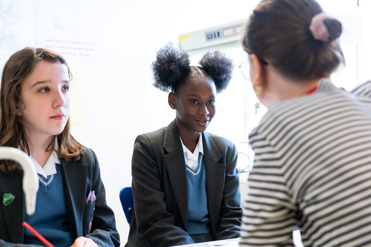 📰 The @guardian reported that 'Girls do better in exams at all-girls schools than mixed'. A science teacher at @BedfordGirlsSch, told @britsciassoc that her students are confident in #STEM lessons as there’s no 'letting the boys take over.'👩‍🔬 Read more: britishscienceassociation.org/Blog/education…