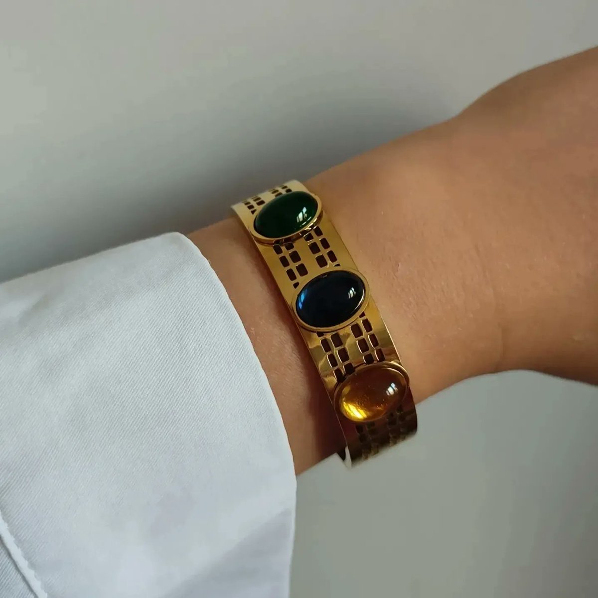 lillaccessory's tweet photo. Vintage model taşlı kelepçe🪬 https://t.co/q4KJiYYYid