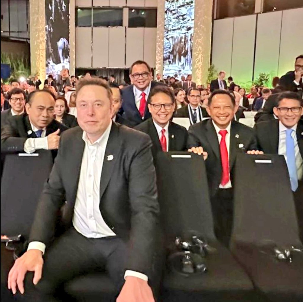 Kasian melihat para pejabat negara kita ini, ga ada wibawa sama sekali.
.