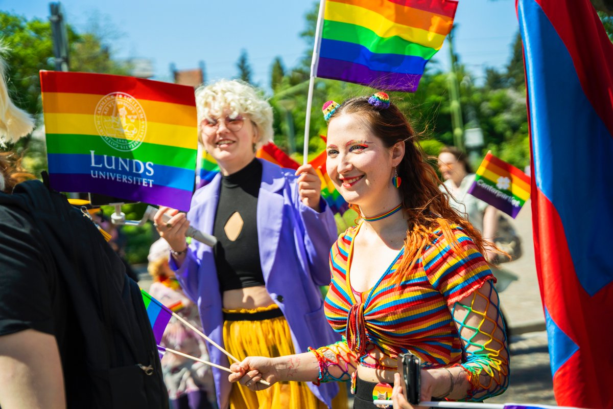 Härliga bilder från Prideparaden i Lund i lördags 🏳️‍🌈 Universitetet bjöd in studenter och medarbetare till gemensam uppslutning bakom LU-flaggan ❤️ Foto: Johan Persson. #Pride #Lundapride #Lund