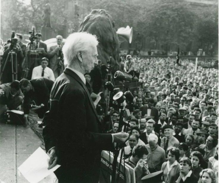 ASALTAR LOS CIELOS La figura del intelectual comprometido ha desaparecido. Salvo Chomsky, ya no hay grandes pensadores como Bertrand Russell, Albert Camus, Marcuse, Horkheimer, Walter Benjamin o Bloch. La filosofía actual elude la política y se dedica a poetizar sobre el ser,