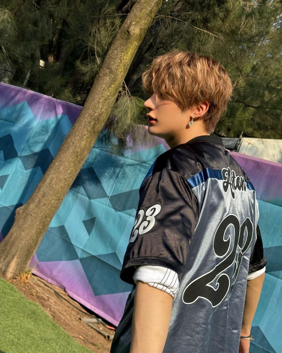 ก็เธอน่ารักจนเกินต้านขนาดนี้
จะรักคนคนนี้
เพราะคนอื่นก็สู้เธอไม่ได้หรอก
มองทีไรก็น่ารักและสดใส
คงต้านเธอไม่ไหว
ฉันคงไปรักคนอื่นไม่ได้หรอก