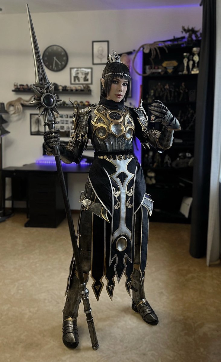 “My name is Shadowheart, loyal servant of Shar, goddess of darkness and loss.”

It was a very complex project in a very short time frame. I sewed every day from early morning…
ALSO metal armor of Dark Justiciar

#BaldursGate3 #BaldursGate3Cosplay #Shadowheart #ShadowheartCosplay