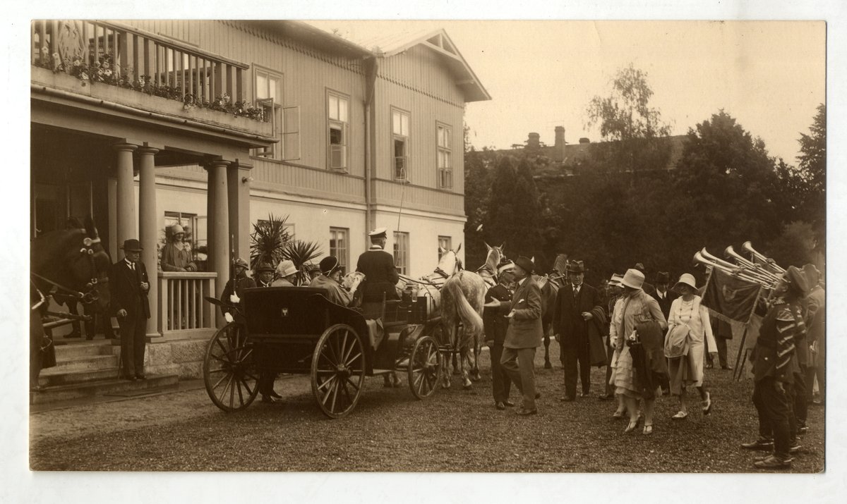 Przyjęcie dla dyplomacji w letniej rezydencji Prezydenta RP w Spale, sierpień 1927 r. Na ganku stoi Ignacy Mościcki, w powozie żona ambasadora Francji Laroche.