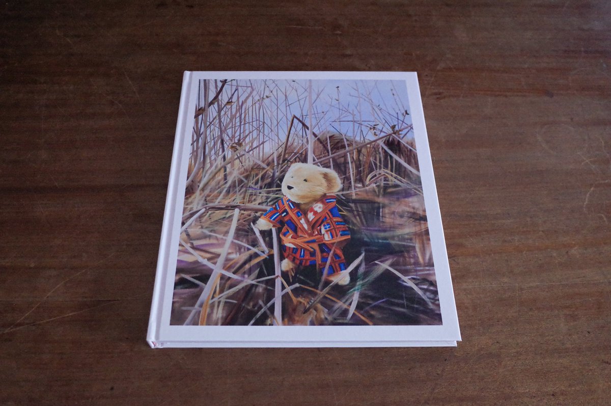 keibunshabooks's tweet photo. 【店頭新入荷】
『THE SCENE』（KARMA）

画家・今井麗さんの作品集。作品を主に構成するテディベアや、おもちゃ、フルーツを中心に、二度と戻らない瞬間が鮮やかに、そして生き生きと描かれており「何気ない細部にこそ、その真価は発揮される」という誰もが必要としていることを想起させます。 https://t.co/Fu9eafxwfi