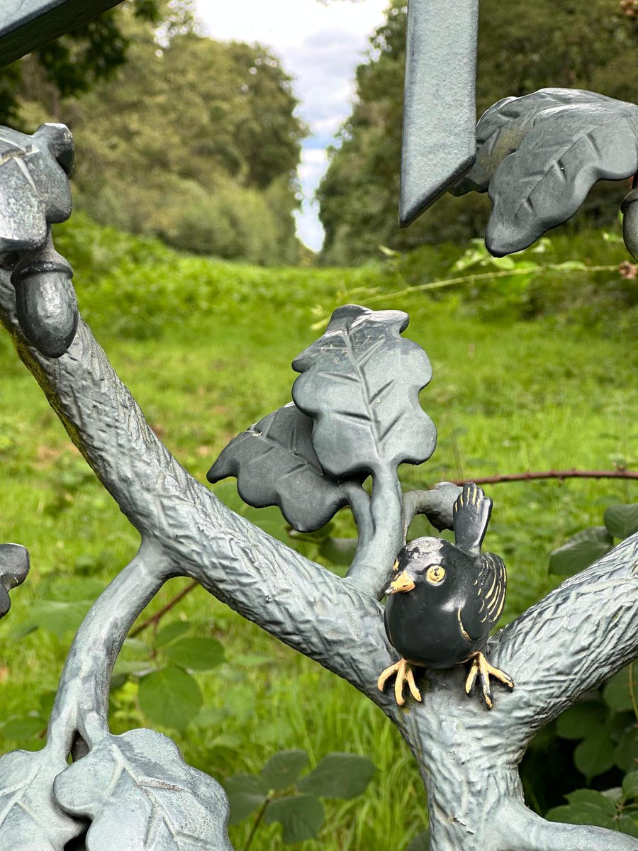 The protected view from Richmond Park to @StPaulsLondon includes The Way gates by Joshua De Lisle ( 2011). Sitting in the oak leaf design is a small bird - a wren - a reference to the designer of the cathedral 10 miles away. #MondayMorningWren