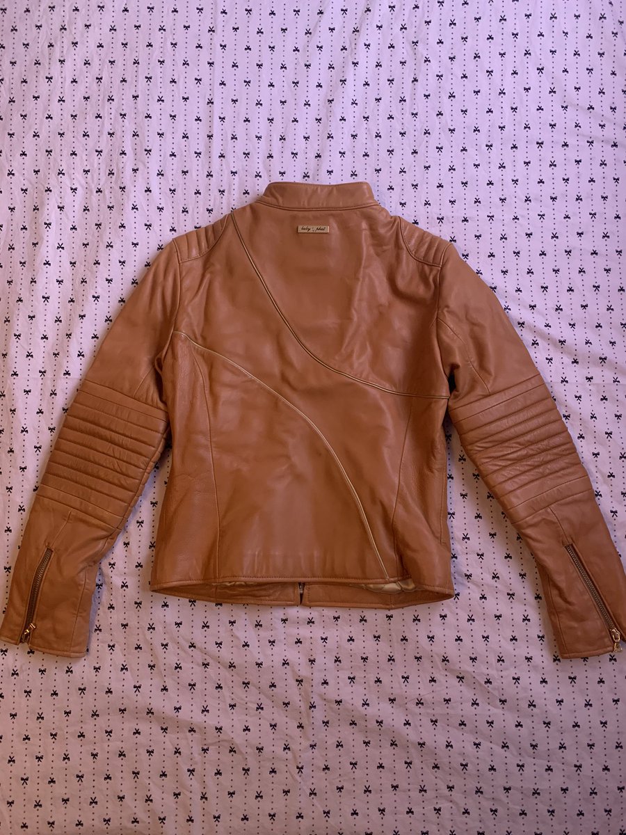 ✨let’s open mail together! this package is from eBay! A cute Y2K Baby Phat jacket! 💎🏴‍☠️📦🖥️

#secondhand #eBay #Onlinethrifting #Gemz #Thriftedfashion #vintage #Y2K #babyphat #jacket  #online #onlineshopping #mail #tan #thrifted #HappyThrifting #Thrifting #thrift