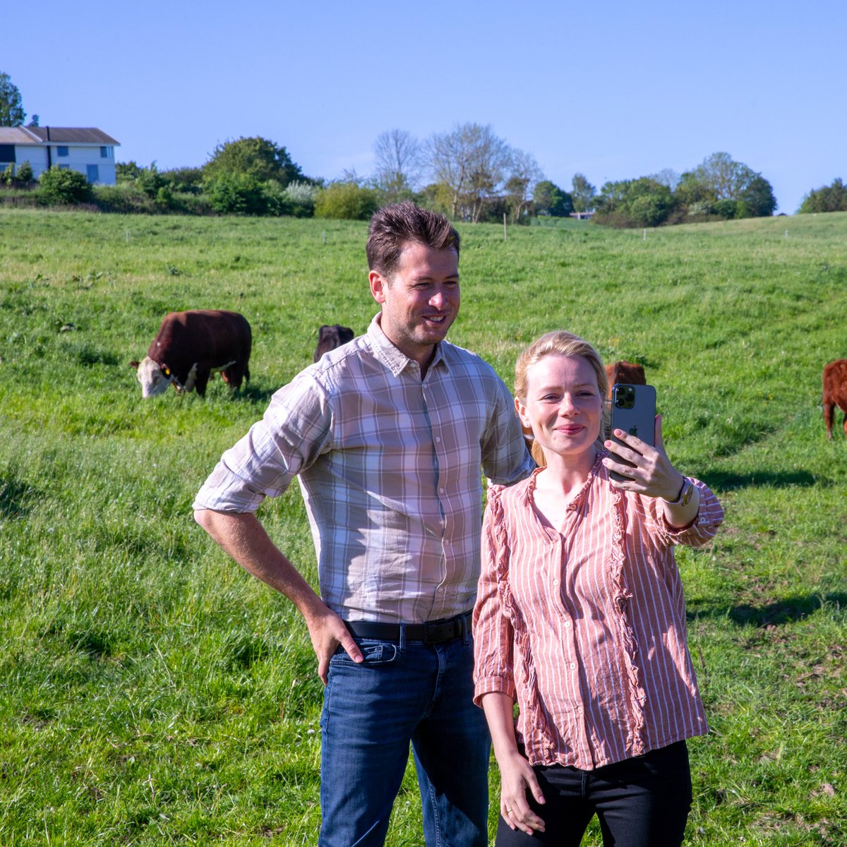 Danmarksdemokraterne <a href="/KristofferStorm/">Kristoffer Storm</a> og jeg besøgte før weekenden landmanden Jesper. 

Han fortalte blandt andet, at hans slagtekvæg selv tager sig af kalvene på marken, for som han udtrykt det: Det klarer køerne bedst selv. Det kan vi mennesker ikke hamle op med. 

Det er