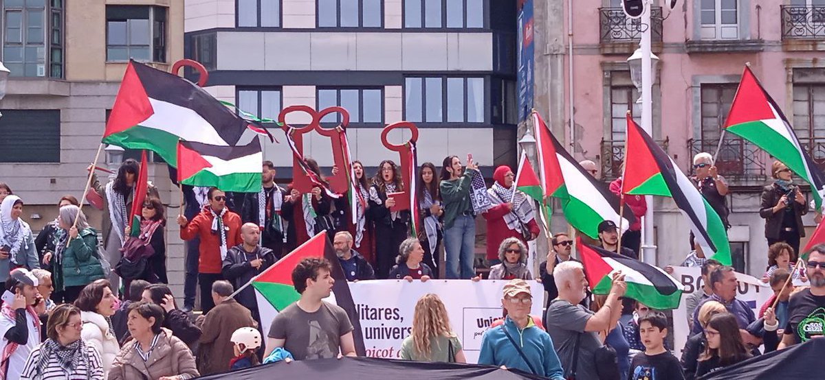 Ayer en #Xixón, para exigir el fin de los bombardeos,  poner fin a las relaciones y detener el genocidio.
Boicot, sanciones y desinversión a Israel.
No queremos seguir siendo cómplices.
#PalestinaLibre 🇵🇸