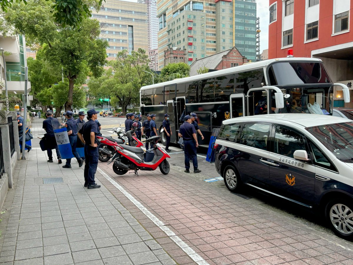 Sea_n64's tweet photo. 時間 5/20（一）18:15
立法院周圍多是下課學生、路人
還沒看到群眾集結的跡象

保一總隊人員持盾牌集結
先到對面外交部廳堂（聽取簡報？）

另有 3 輛北市警局的大型警備車
人員還在車上等候指示 https://t.co/eKD454uanV