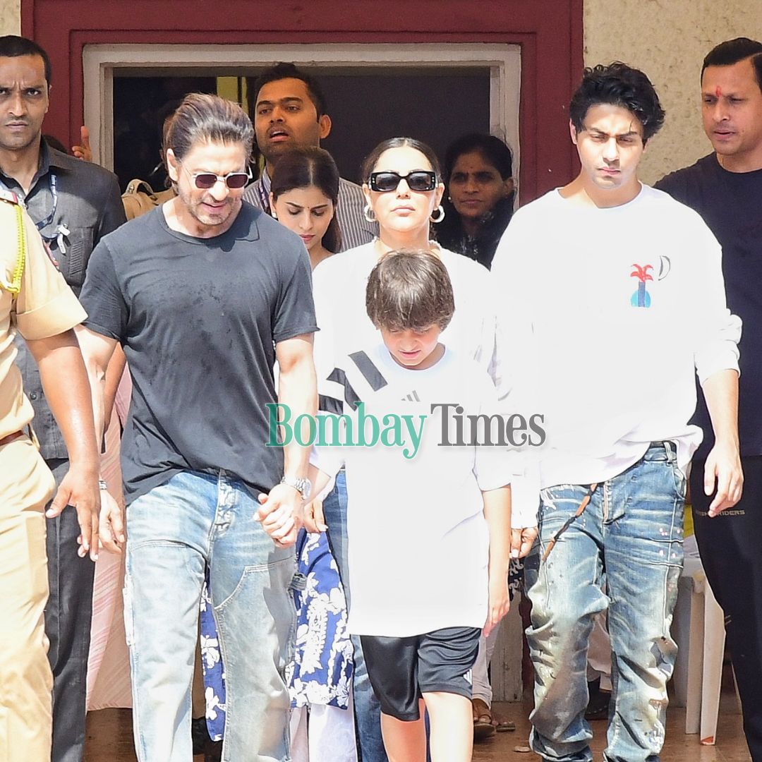 Actor #ShahRukhKhan along with his family arrives at a polling station in Mumbai @iamsrk #SuhanaKhan #GauriKhan #AryanKhan #Bollywood #LokSabhaElection2024