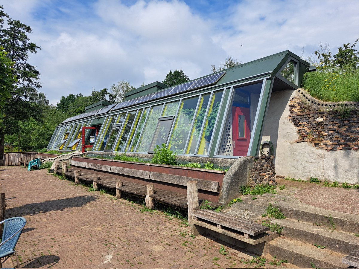 Het eerste Earthship in Nederland verdient meer bezoekers.

Sinds kort weer in gebruik als theehuis bij Doepark Nooterhof in Zwolle.