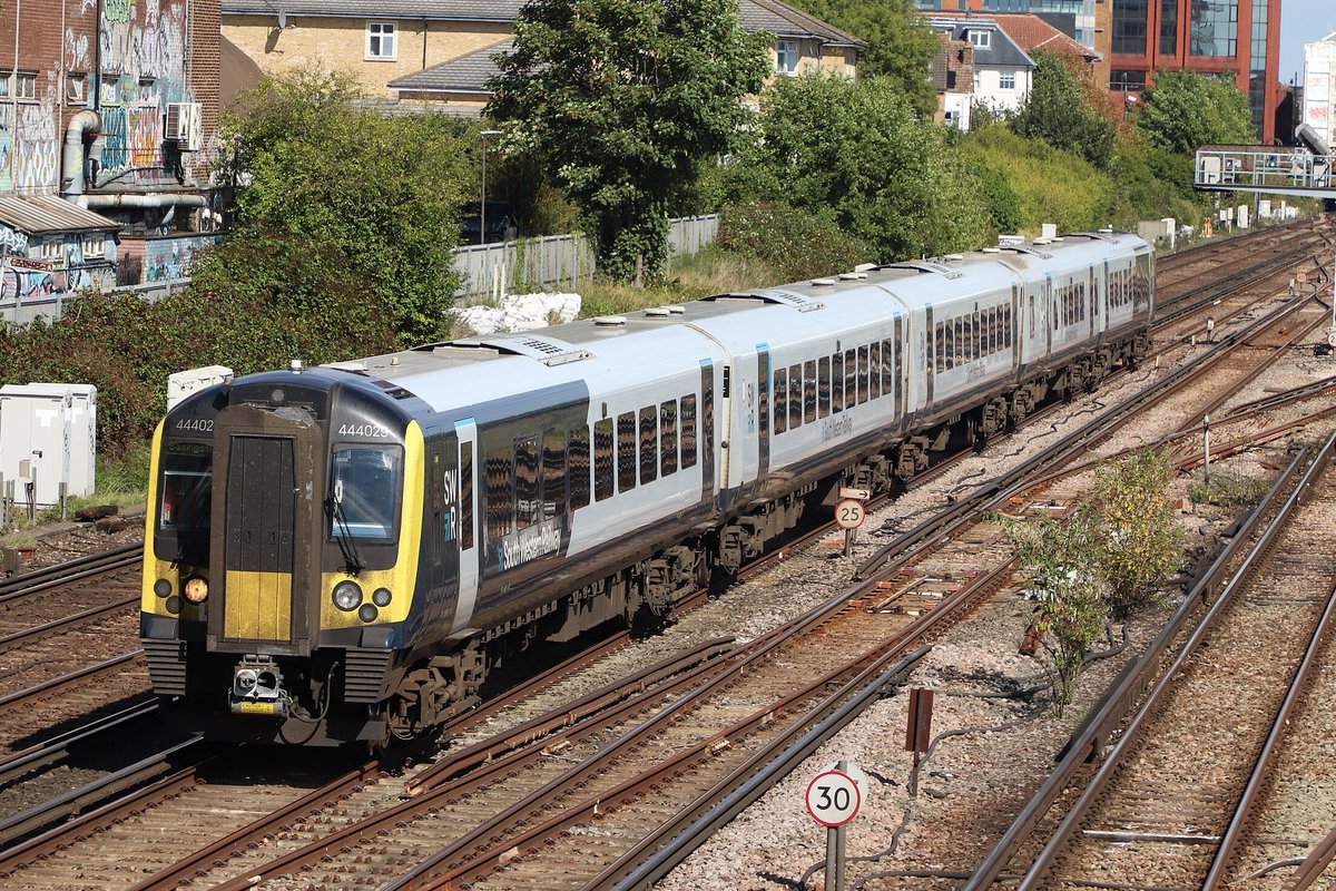 williampgwebb's tweet image. We don't know how long it will before the @SW_Help  Class 444 and Class 450 Desiros are replaced #SouthWesternRailway #Class444 #Class450 #Desiro