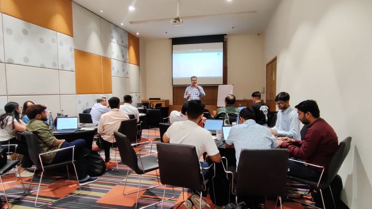At GLIDA, we believe in the continuous pursuit of learning. Recently, Team GLIDA came together for a focused training session, where we gained valuable insights and inspiration 💡📑💚
#AllLightsGreen #GLIDA #fastcharging #cleanmobility