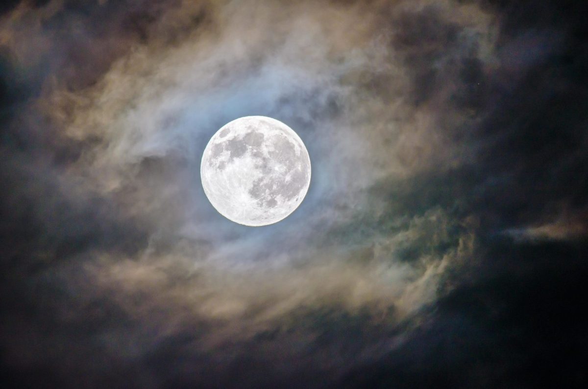 Luna Piena dei Fiori del 23 maggio è una 'superluna' perchè la sua orbita è vicina alla Terra, e appare più grande e luminosa. Fotografi scatenatevi!!
Inoltre, ci sarà un'eclissi penombrale, che dona un 'tocco' di rosso aranciato,raggiungerà la fase di piena alle 15.53.