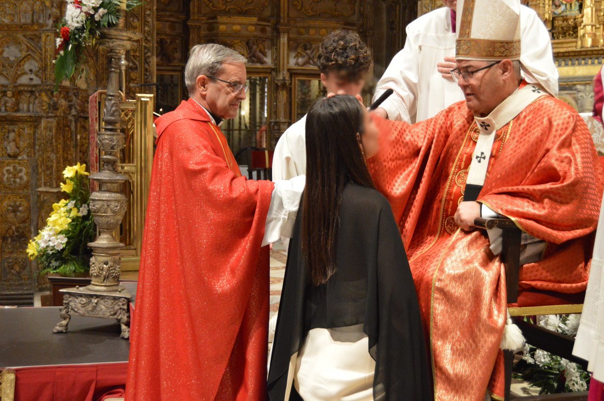 Administracion del Sacramento de la Confirmación a adultos, en la solemnidad de Pentecostes. <a href="/SICP_de_Toledo/">Catedral de Toledo</a>