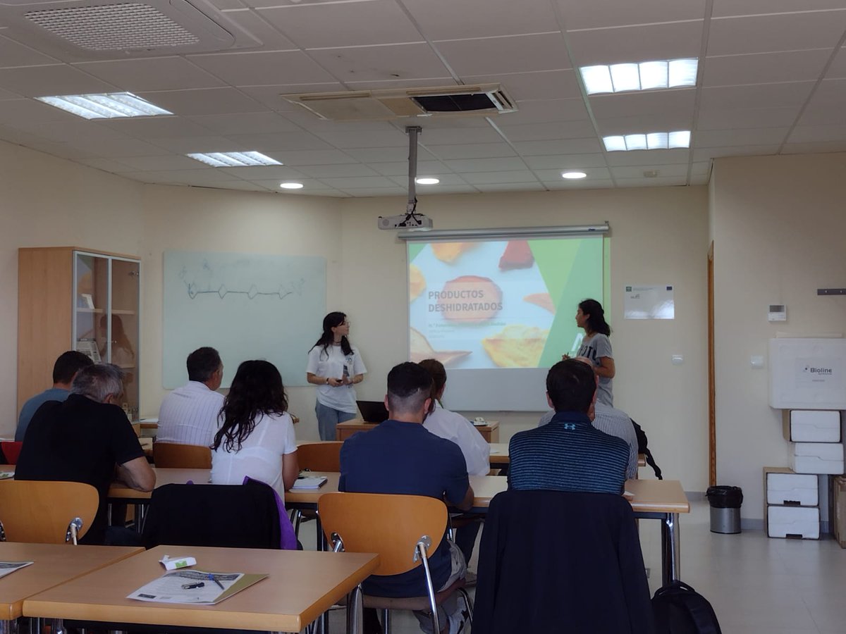 IfapaJunta's tweet photo. El #IFAPA forma en #Almería en el #deshidratado de hortalizas con su proyecto Alpujarra Agroecológica.

Este taller transmite a los agricultores de la #Alpujarra Almeriense nuevas formas de dar salida a la excedencia de distintas #hortalizas

🔗Conoce más: https://t.co/m8RntgFlK6 https://t.co/SfKOXsScjx