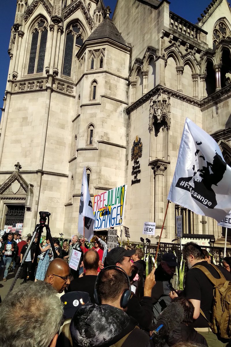 Déjà du monde devant les Royal Courts of justice pour la courte audience du procès de Julian Assange, qui débutera dans 1h30. Sans doute l'une des dernières de cette longue saga, débutée ici en décembre 2010. #assange #wikileaks