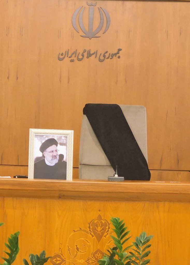 ایرانی کابینہ کا اجلاس طلب، جاں بحق ہونے والے ایرانی صدر ابراہیم رئیسانی کی نشست پر کالا کپڑا رکھ دیا گیا، سامنے تصویر بھی رکھی گئی ہے۔۔!