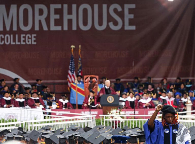 Hier aux Etats-Unis, alors que le président Joe Biden prononçait son discours à l'université Morehouse d'Atlanta, un professeur a brandi le drapeau de la #RDC et plusieurs autres étudiants se sont retournés en protestation silencieuse pour dénoncer le génocide et l'hypocrisie de