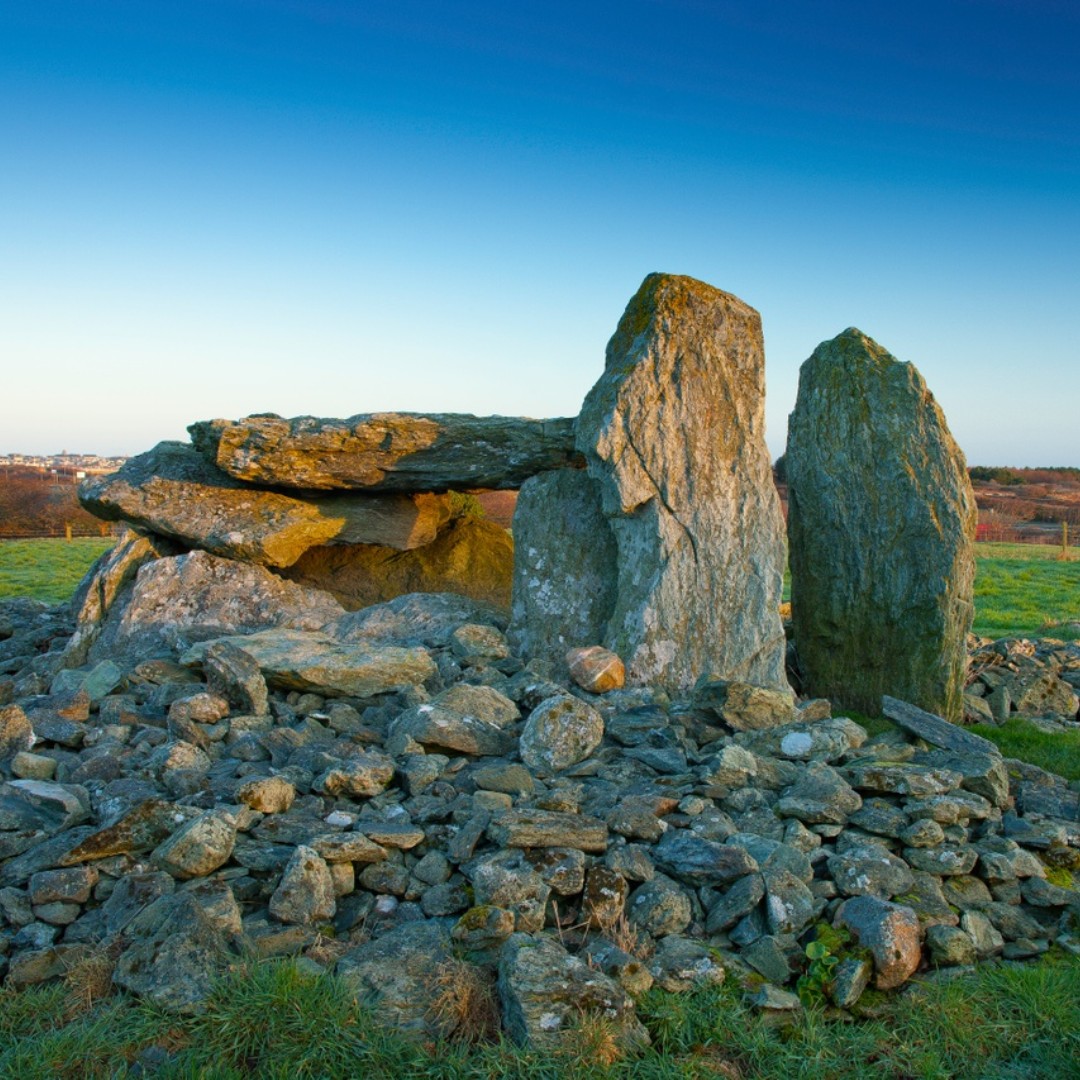 #MysteryMonday🧐🔍

Despite their proximity to one another, this trio of Neolithic (New Stone Age) tombs were raised in distinctly different periods. Excavations suggest that the site was in use for as many as 1,500 years! 

Do you know what site this is?