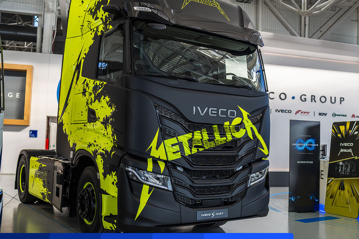 IvecoES's tweet photo. ¡Metallica vuelve a la carretera con el IVECO S-Way! 🚀 Personalizado por un talentoso artista, este camión se prepara para la etapa europea de la gira mundial M72 de #Metallica ⚡. #IVECOItsElectric

#IVECO #Metallica #businessproductivity https://t.co/UHHcEwZRX4
