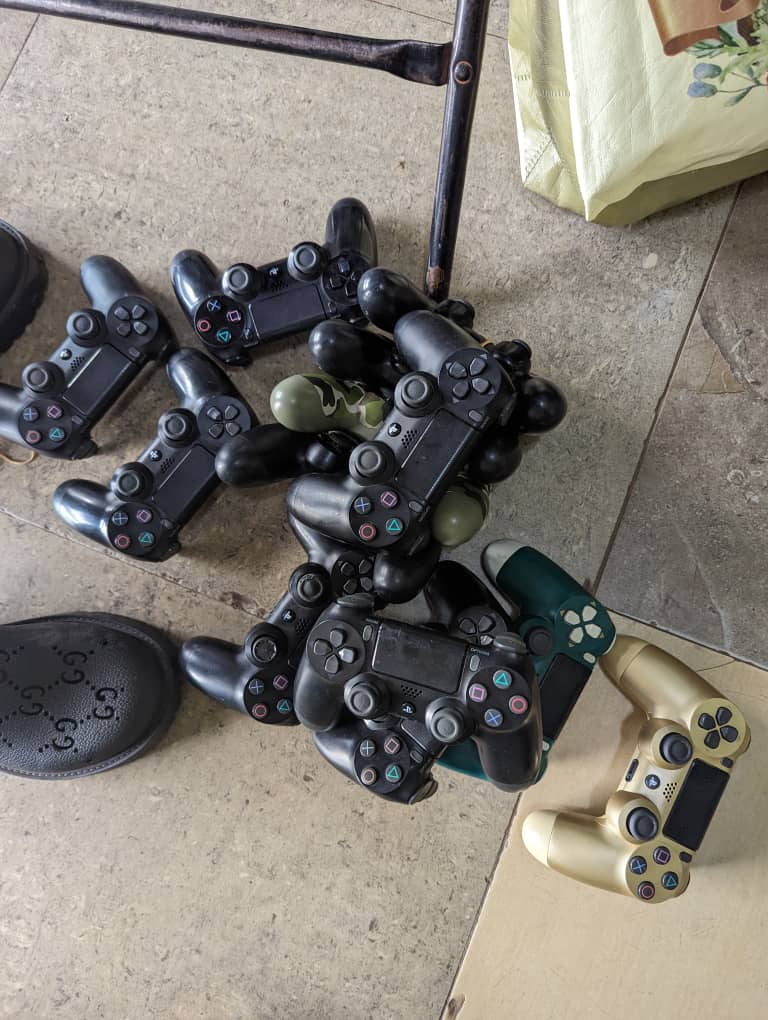 PS4 home used controllers ¢350 0240418185