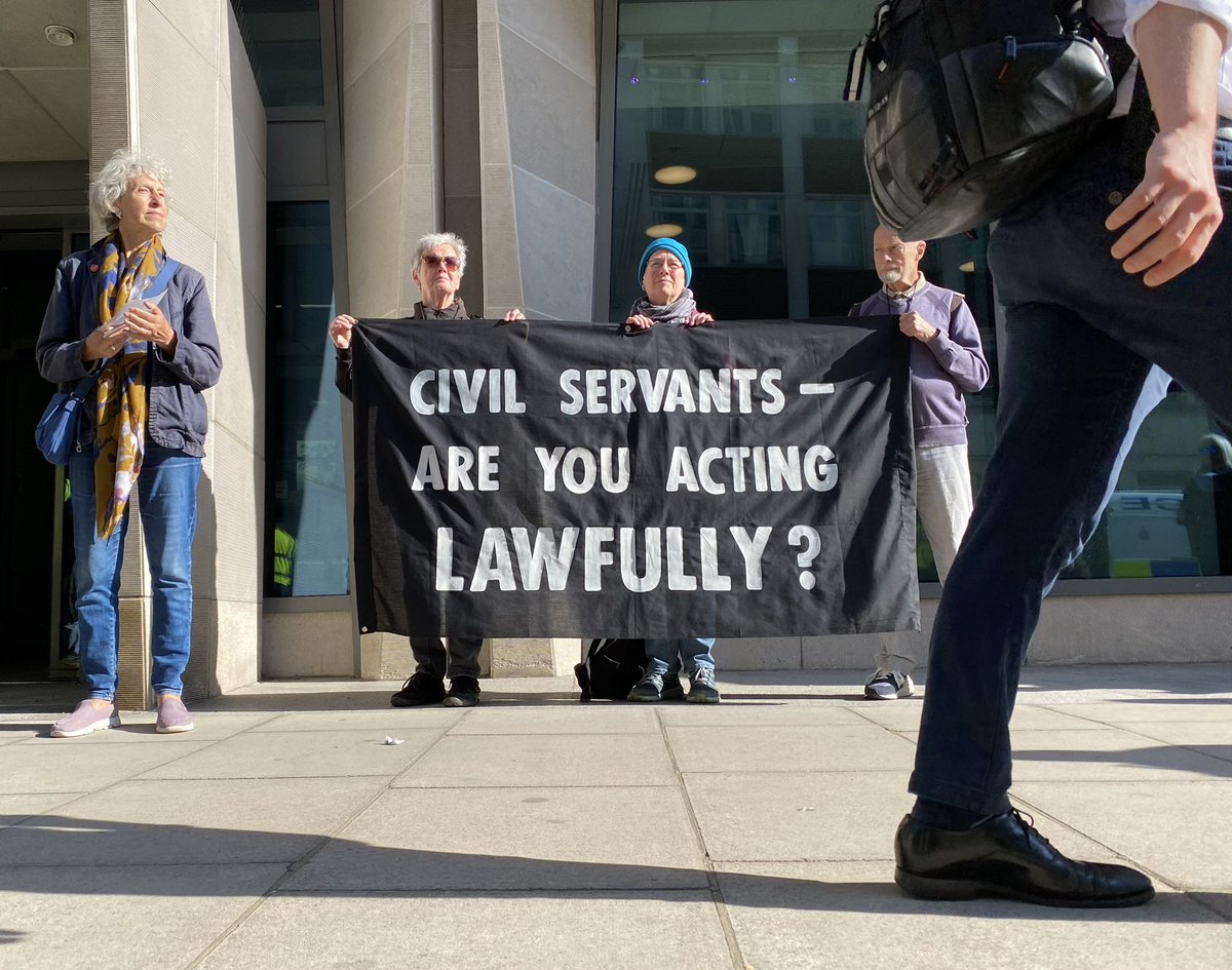 BREAKING: Concerned people have gathered at the Crown Prosecution Headquarters (CPS) in London to express solidarity with civil servants who are being unfairly coerced into breaches of international law. #DefendOurJuries Full Press Release here: defendourjuries.org/conflicted-bet…