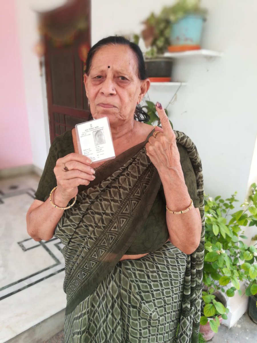 रायबरेली में हमारी माता जी ने भी आधा घंटा लाइन में लग कर वोट डाल दिया है. इनका एग्जिट पोल बता रहा है कि इस बार राहुल गांधी रायबरेली से रिकॉर्ड बनाने जा रहे हैं.