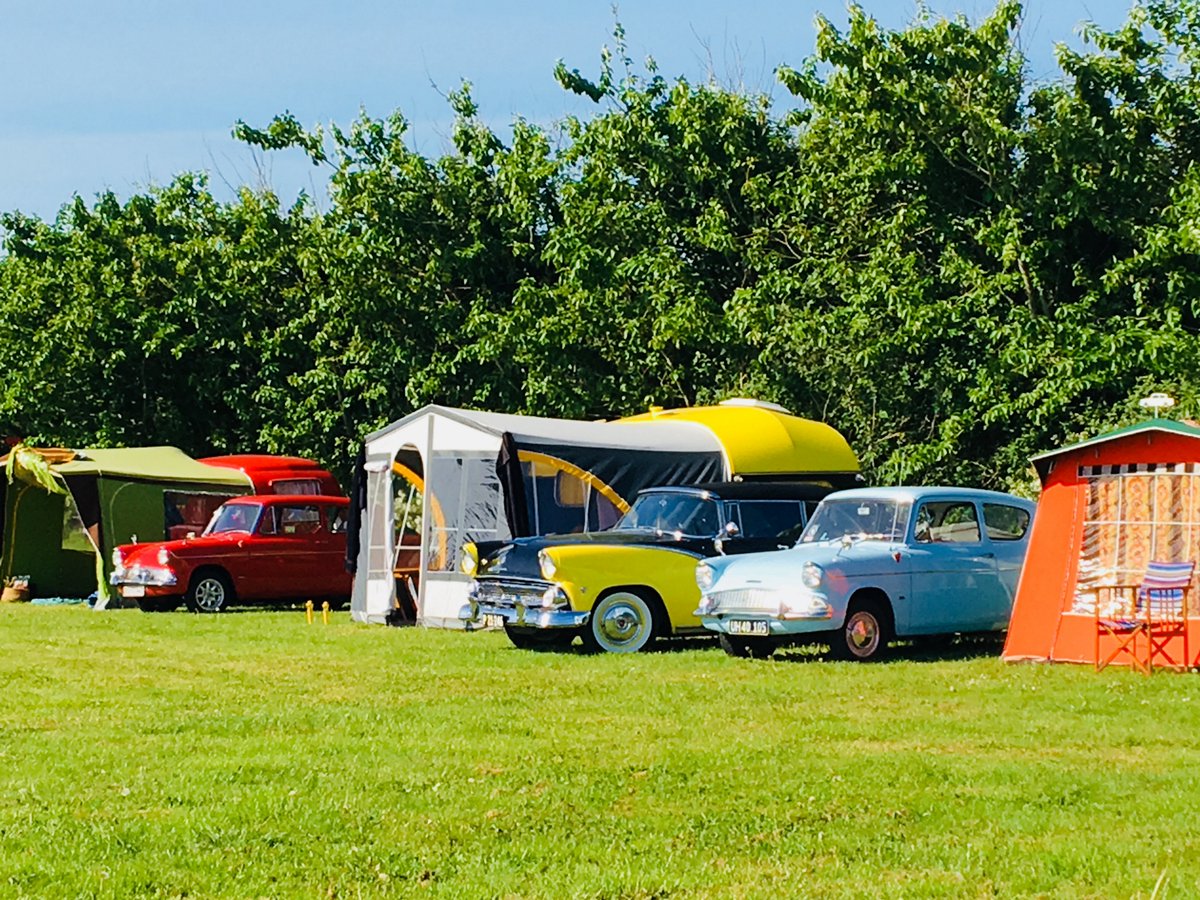 Good morning everybody👋😀! we just remember our guests who were here with their vintage cars in 2018 😊So we wishing you all a rest of #pentecost & a wonderful week! #morningcampers #mondayvibes #classiccar #caravanfamily #vintagecaravan #vintage #caravanlove #ultratwitter