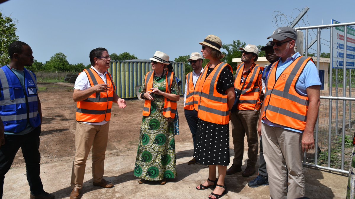 UEauBenin's tweet photo. Fourniture d’électricité aux populations: #TeamEurope 🇪🇺, @BeninDiplomatie et @beninfinances🇧🇯 ont visité les #miniréseaux d’Okouta-Ossé à #Bantè, département des #Collines dont les bénéficiaires sont des femmes, des artisans et des commerçants.
#ARESS
#ElectriFI
#RoutedelEurope https://t.co/3nDu22VfyM