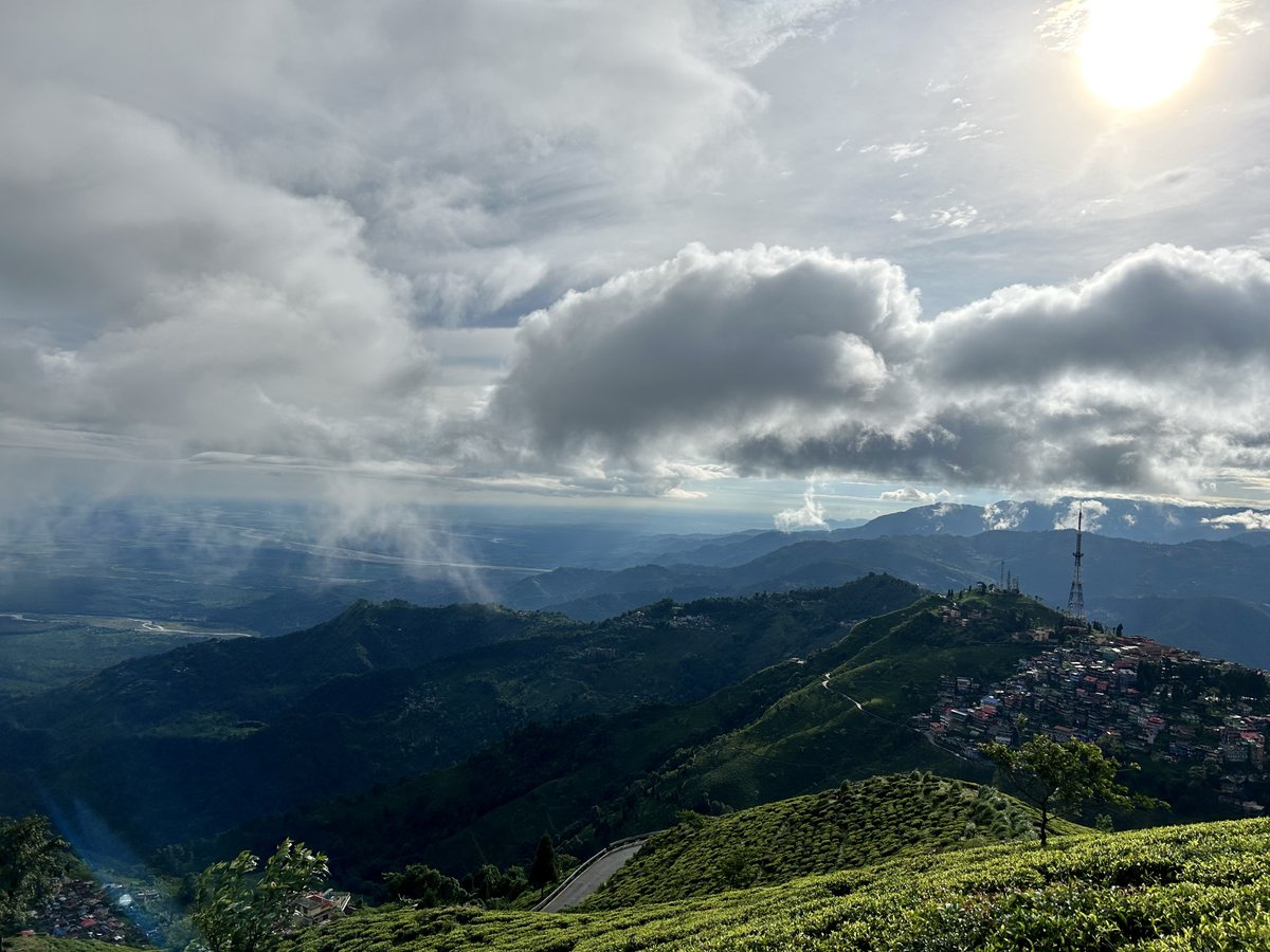 vlochan's tweet photo. There has been a lot of negativity in the news recently about the drought &amp; bad weather in North India. Hopefully with the recent rains &amp; some good management, the industry can reverse the damage. Photos: 1 Black Fusion hand rolling at Doke 2 Doke Tea Estate, Bihar 3 Kurseong https://t.co/LsBXGEiUPW