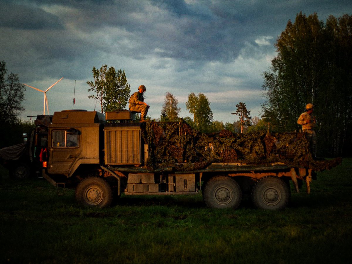 FrForcesEstonia's tweet image. #MondayMotivation 
When the sun goes down, our 🇫🇷 soldiers don’t cease the action 💪🏻 

#SPRINGSTORM #WeAreNATO