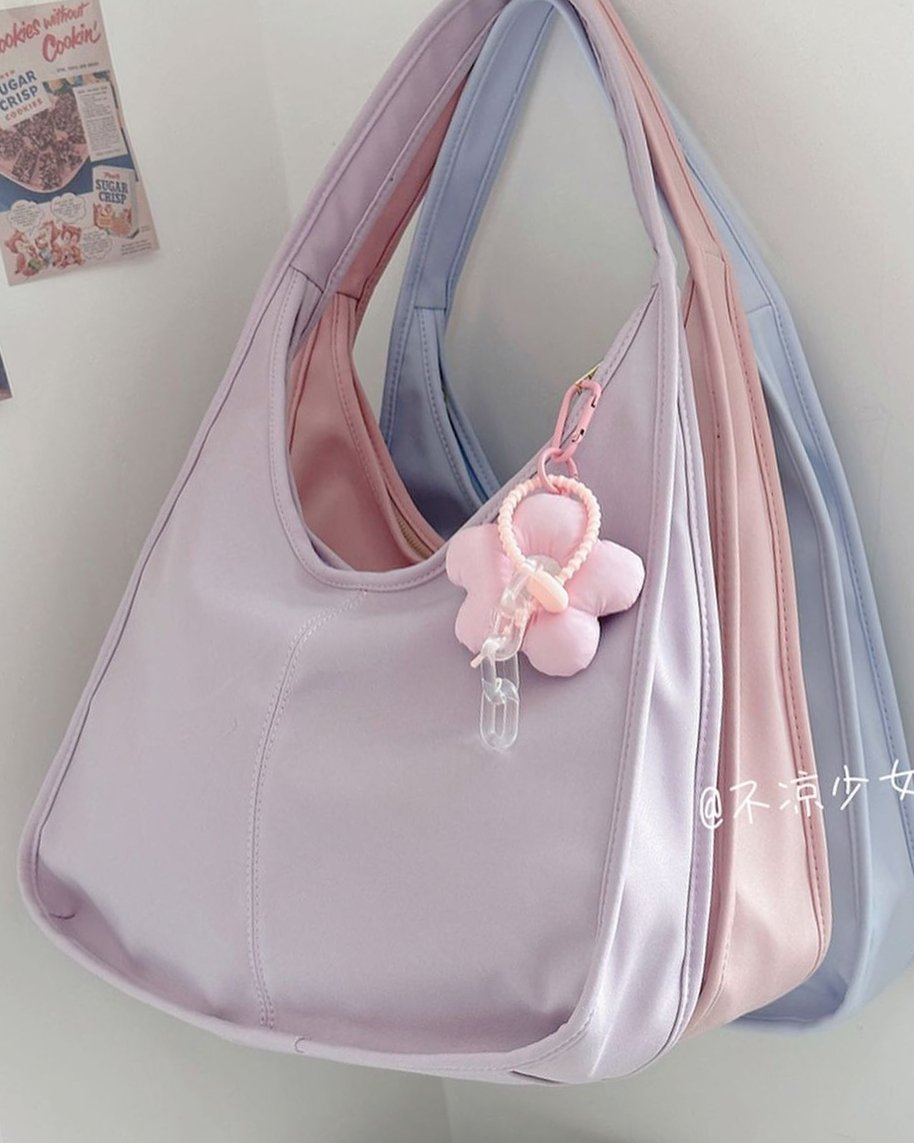 PLEASE TAS INI LUCU BANGETTT😭💖 ini tuh udah include gantungannya, modelnya simple tapi cakep, bisa dipake buat ngampus juga