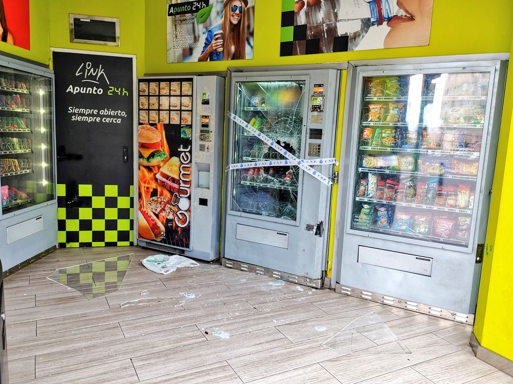 #Coruña - Robo 🥷 en una de las máquinas expendedoras del local de la Avenida de Oza con Ronda de Outeiro. La @Policia 🚔 precintó la máquina que quedó totalmente destrozada 🔨