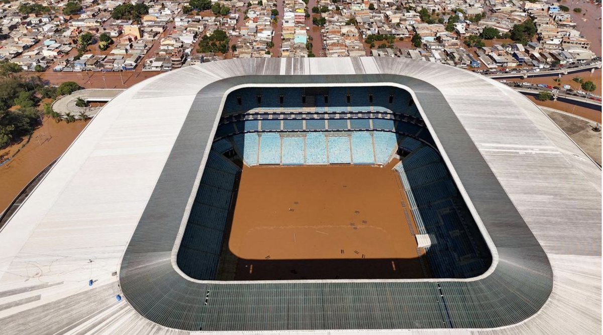 Lo stadio del Gremio, una delle squadre di Porto Alegre, dopo le alluvioni che hanno colpito Rio Grande do Sul, in Brasile: 155 vittime, 500 mila sfollati, ci vorranno settimane per far scendere l'acqua, 3 miliardi di euro di danni. E questa immagine: non esistono luoghi sicuri.