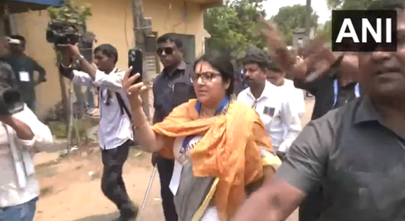 EconomicTimes's tweet image. #BJP MP and candidate from #Hooghly, #LocketChatterjee alleges #rigging of votes is underway at a polling booth set up in Mehandipur primary school, #Dhaniakhali, under the Hooghly Lok Sabha constituency in West Bengal   
"This is Ashima Patra's booth. Last time, rigging of #EVM