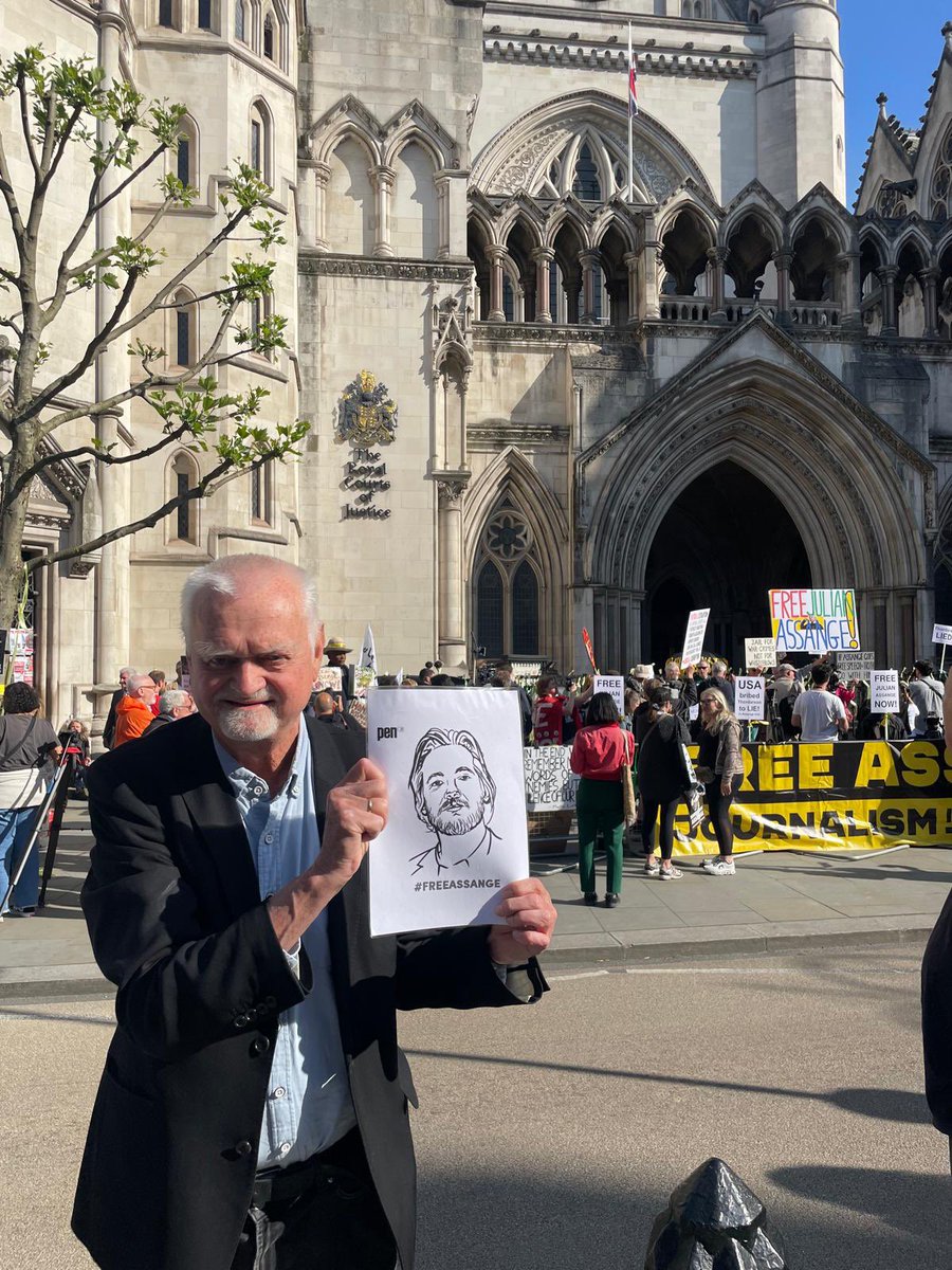 I dag er det ny høring i saken mot #JulianAssange. Norsk PENs <a href="/runeottosen/">Rune Ottosen</a> er til stede i rettshuset. Free #Assange! 

norskpen.no/nyheter/norsk-…