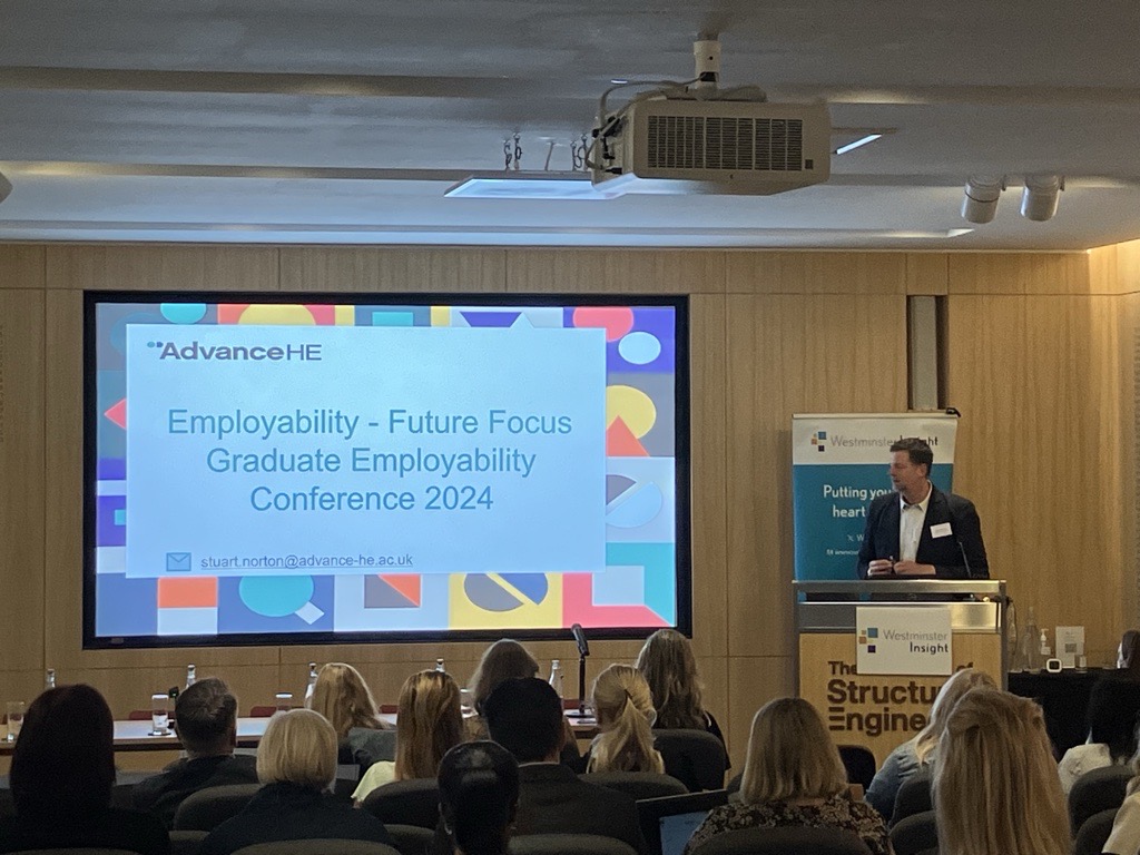 Following the chair’s opening remarks, we’re now delving into Advance HE’s Framework for Embedding Employability with @S_J_Norton, Senior Education Consultant ar @AdvanceHE #GraduateEmployabilityWM