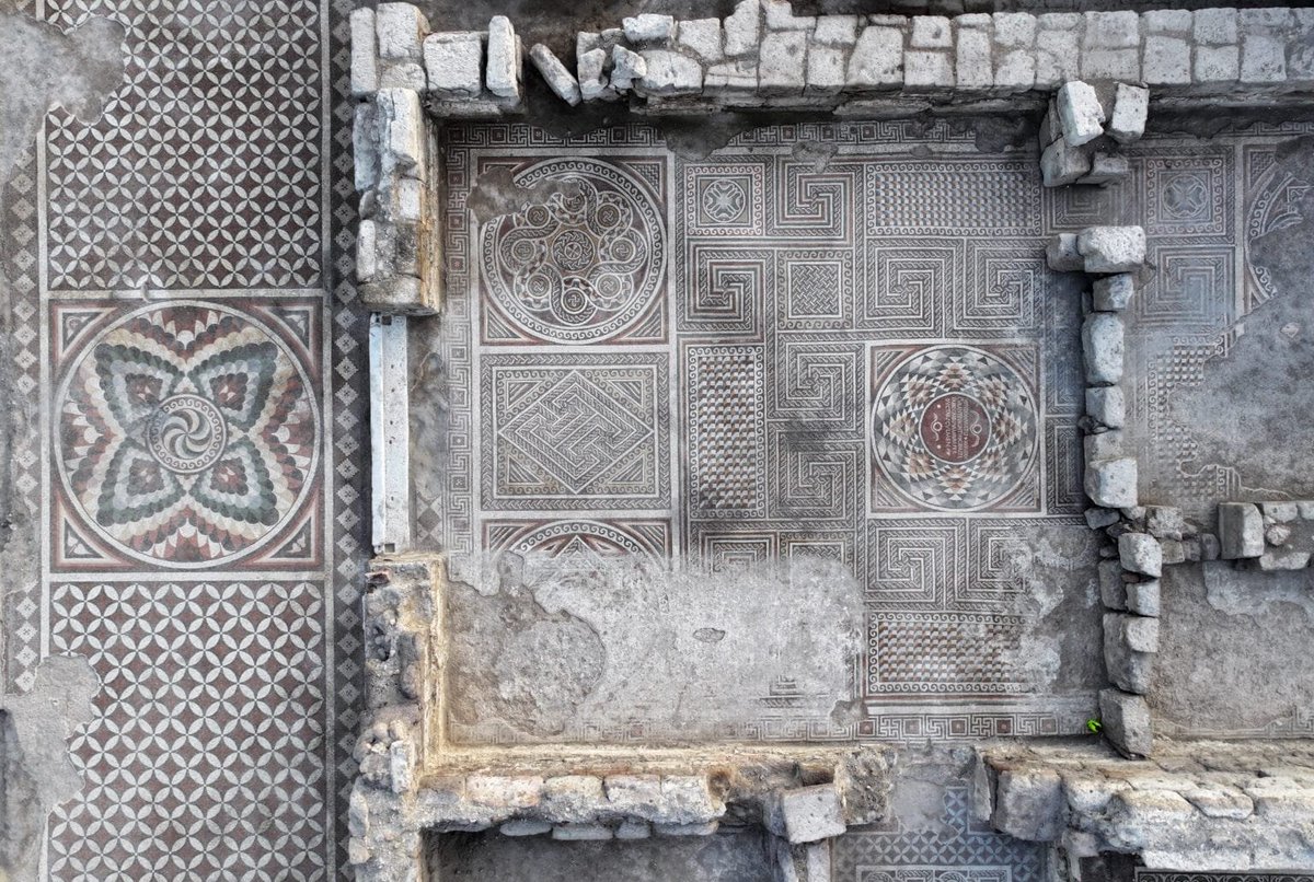 #MosaicMonday - A colossal mosaic floor from İncesu, Turkey: ca. Late 3rd-4th Century AD. Covering the floor of what appears to have been an imperial Roman villa, the panels of geometric patterns, commissioned by one Hyacinthus, are staggering. #Archaeology 📸Sercan Küçükşahin.