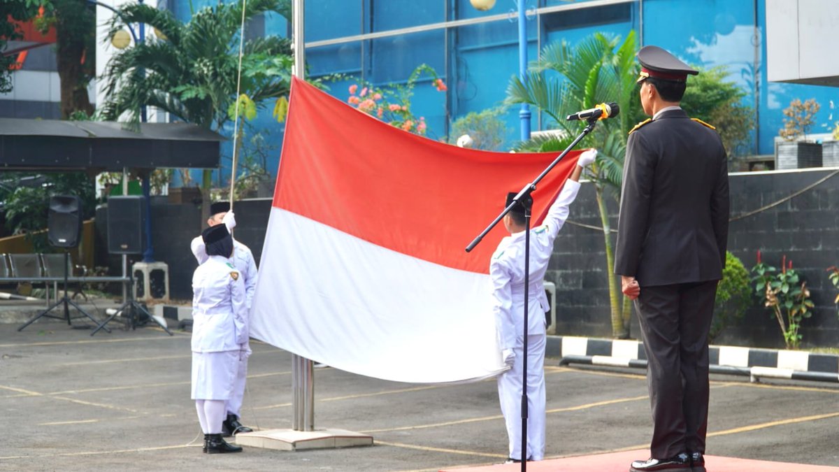 Deputi Bidang Penempatan Dan Pelindungan Kawasan Eropa Dan Timur Tengah Irjen Pol. Drs. I Ketut Suardana memimpin Upacara Hari Kebangkitan Nasional di Halaman Kantor #BP2MI Pusat ' Bangkit Untuk Indonesia Emas 2045 ' @Kepala_BP2MI #SikatSindikat