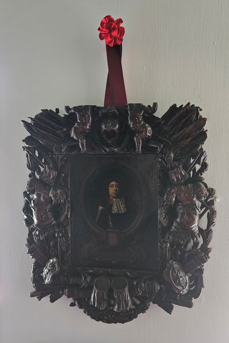 Klein maar interessant portret van de Friese stadhouder Hendrik Casimir II (1657-1696), met bijzondere lijst. 
Het hangt in de @menkemaborg.
frieseregimenten.nl/officier/hendr…