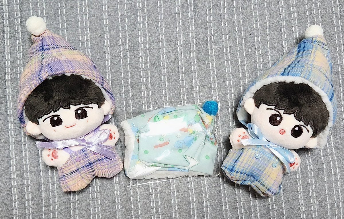 hoxy 도링 첫콘 오시는 분들 중에 10cm 인형옷 가져가실 분이 계신다면 멘션 주세요 o(^0^)o~~ 재도둥이들 입히고 나니 저게 하나가 남습니다 왜 남지???!?! 아무튼 포장 한 번 안 뜯어 본 꼬까옷이와요 ^//^♡ 커플룩이 아닌 단벌이라 가져가실 재도러님이 과연 계실지... 🥹🫠