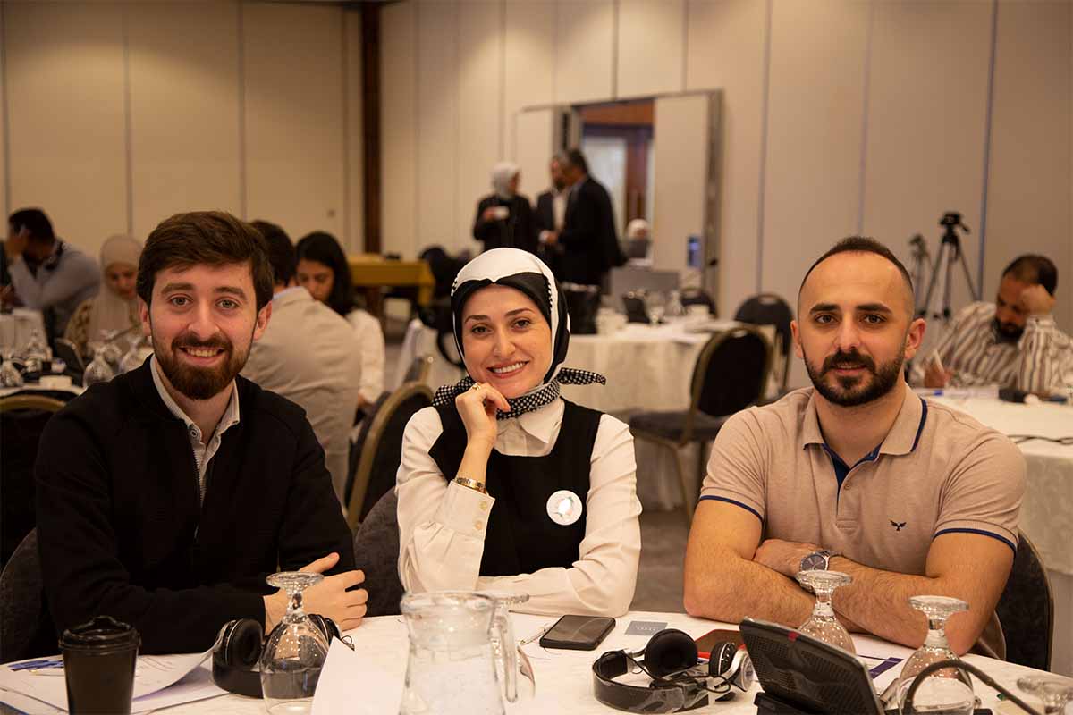 UNDPArabic's tweet photo. ما هم الوسطاء الداخليون؟ 

الوسطاء الداخليون هم وسطاء محليون يقودون السلام في جميع أنحاء الدول العربية.

 يقوم برنامج الأمم المتحدة الإنمائي وفرنسا بتنظيم نقاش يجمع  وسطاء من جميع الأعمار، ومن جميع أنحاء المنطقة، لتوسيع تأثيرهم على السلام والأمن 🕊#IM4Dialogue https://t.co/k8dwI5uAjK
