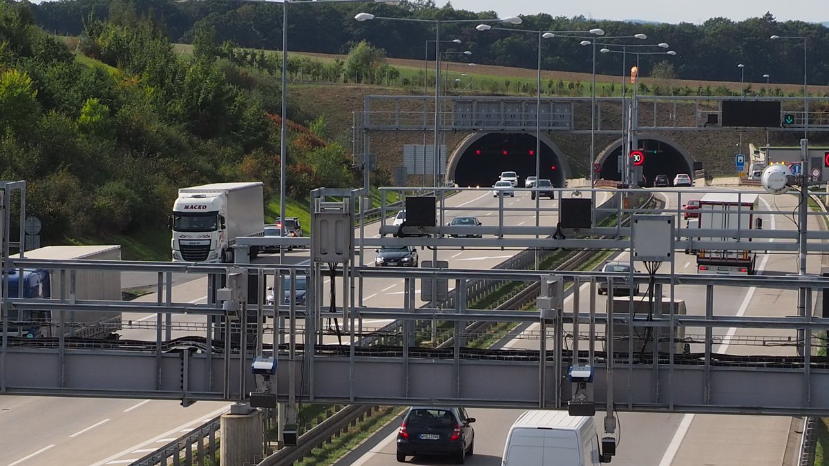 ITIS_Holding's tweet image. The collection of tolls in #Slovakia continues to grow. In April, carriers paid 19.41 million euros through the #SkyToll satellite toll system (+5% y/o/y). In April, an average of 36,604 vehicles with toll obligations used the tolled road sections daily.
#ITISHolding #SkyToll