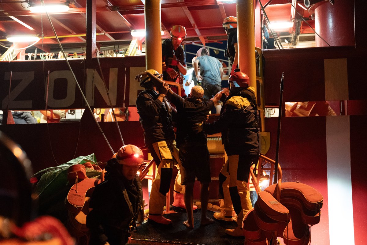 Nach einer Meldung von @alarmphone fand die #OceanViking ein Fiberglasboot mit 35 Personen an Bord in der SRR, die von Italien und Malta geteilt wird. Die Überlebenden geben an, 3 Nächte auf See verbracht zu haben und leiden an Unterkühlung und Dehydrierung. Drei Personen werden